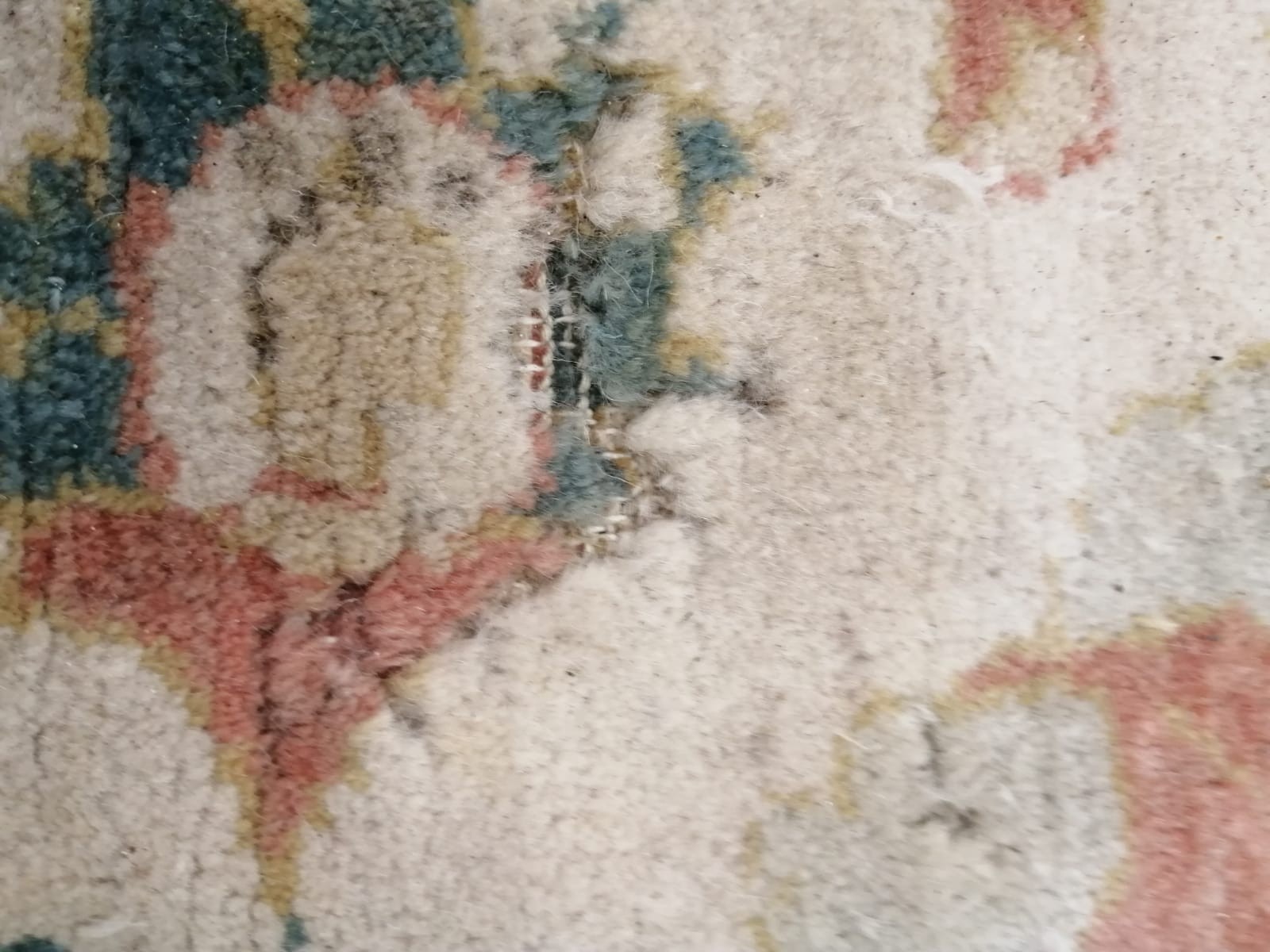 A Zeigler style ivory ground carpet, 390 x 340cm